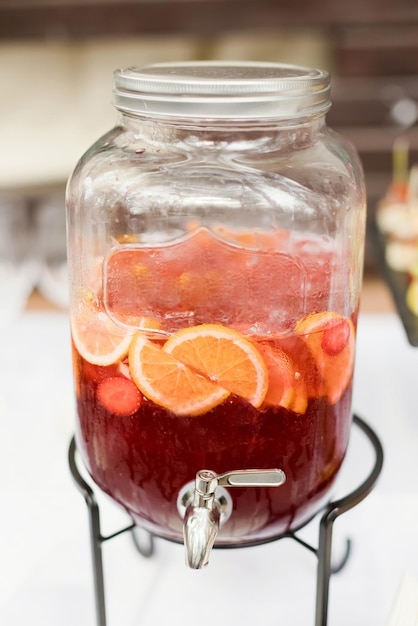 Sangria alla limonata rossa con fettine d'arancia