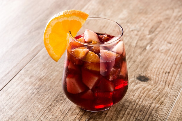 Sangria del vino rosso in vetro sulla tavola di legno.