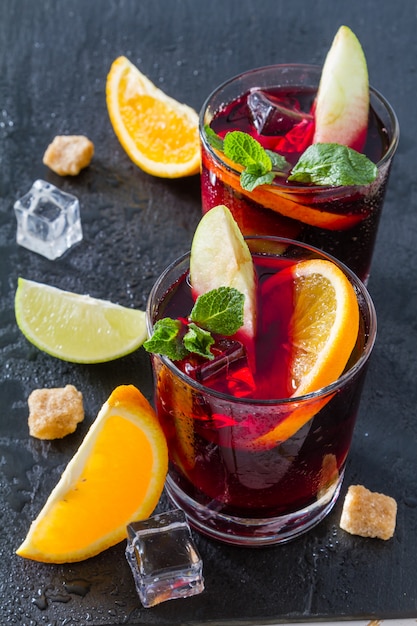 Sangria e ingredienti, sfondo di pietra scura