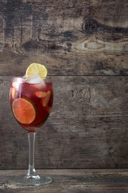 sangria estiva in vetro sul tavolo di legno