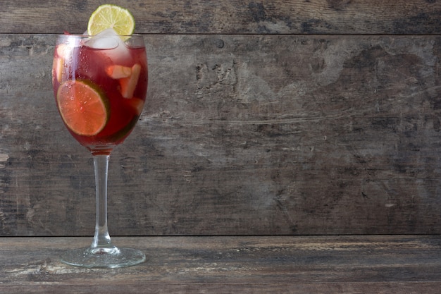 sangria estiva in vetro sul tavolo di legno