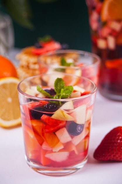 Sangria fresca o punch al vino rosso con frutti e bacche.