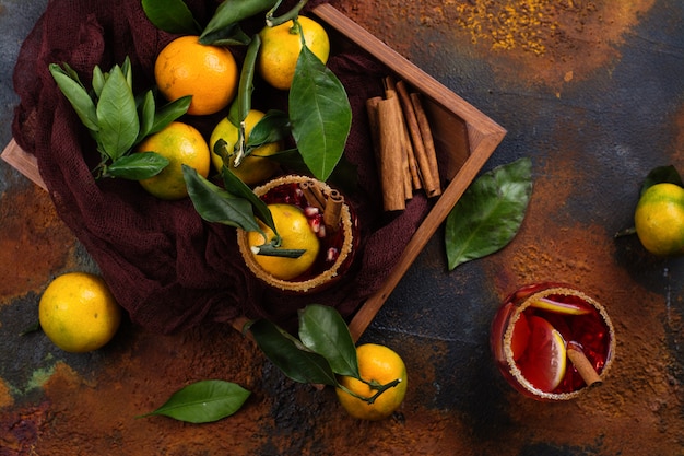 Sangria invernale in scatola di legno con mandarini