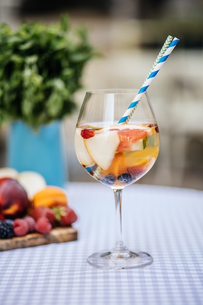 Sangria rossa deliziosa con i frutti sulla tavola