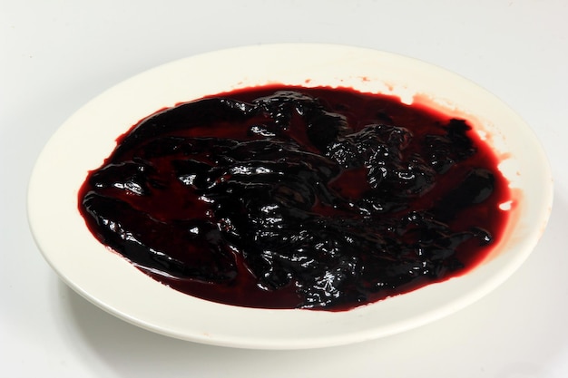 Sangue crudo di maiale su un piatto, ingredienti per sanguinaccio e sanguinaccio