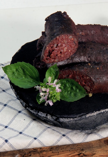 Sanguinaccio al forno. Salsicce sanguinolente sul tagliere di legno