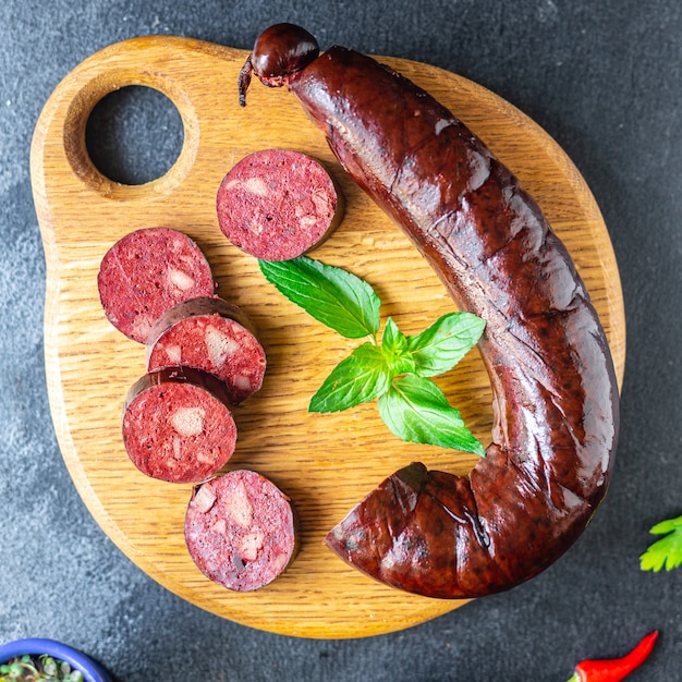 sanguinaccio salsiccia sanguinosa Cottura di cibi grassi sul tavolo cibo sano pasto snack copia spazio