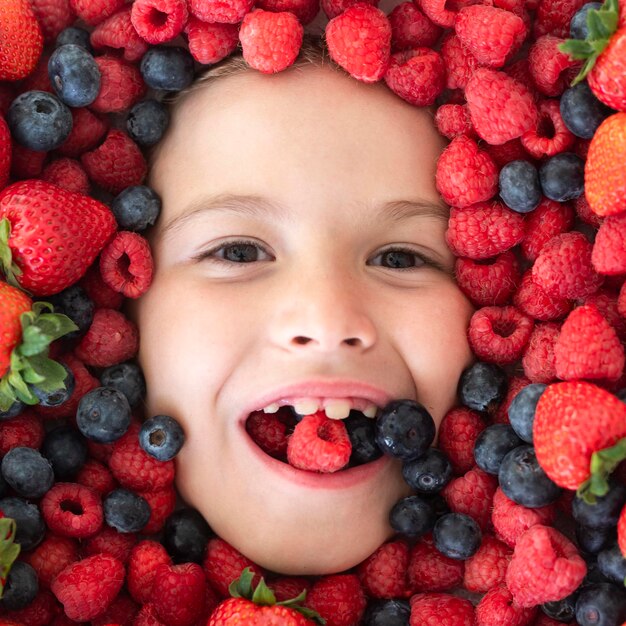 Sani vitamine frutta i bambini affrontano con frutti di bosco freschi mix assortiti di bacche fragola blueb