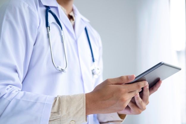 Sanità e medicina. Medico che utilizza un computer tablet digitale al lavoro.