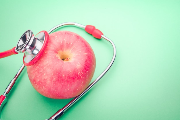 Sanità e medicina stetoscopio e cuore rosso simbolo sano e assicurazione