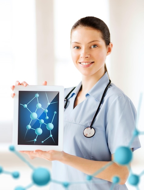 sanità, ospedale, ricerca, scienza e concetto medico - dottoressa con tablet pc e molecole
