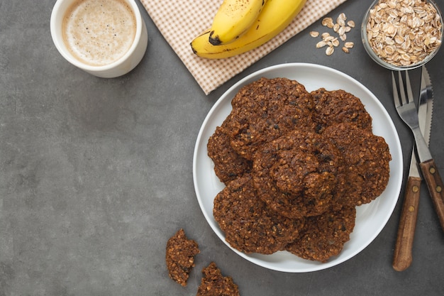 Sano biscotto fatto in casa con scaglie di banana e avena, frutta secca e semi.