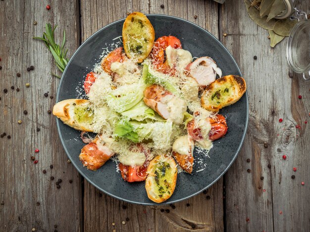 Sano Caesar Salad grigliato di pollo con formaggio