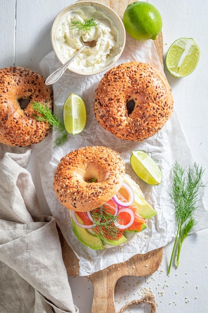 Sano e delizioso bagel dorato con salmone, avocado e aneto