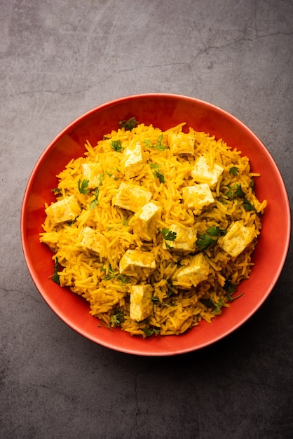 Sano Paneer Pulav O Pilaf con riso basmati servito in una ciotola o piatto, cibo indiano