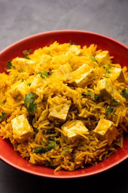 Sano Paneer Pulav O Pilaf con riso basmati servito in una ciotola o piatto, cibo indiano