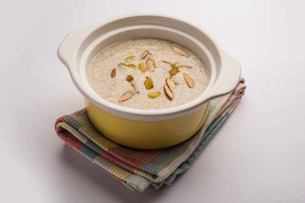 Sano rajgira kheer o porridge dolce all'amaranto