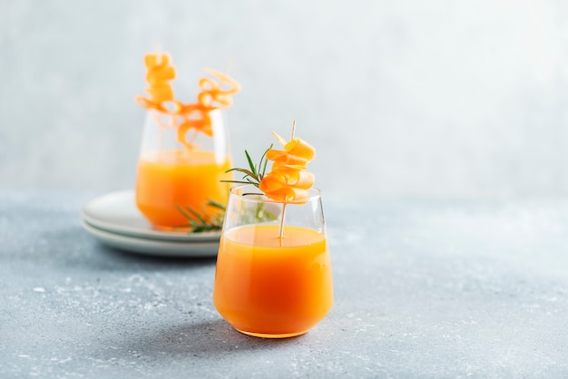 Sano succo di frutta fresco con carota