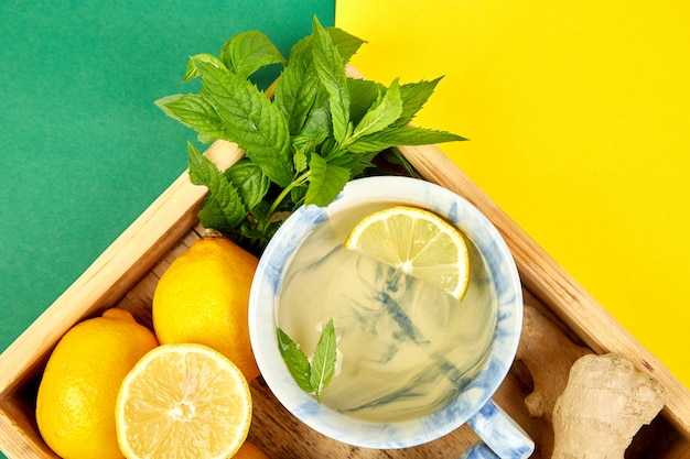 Sano tè due tazze con limone, zenzero, menta