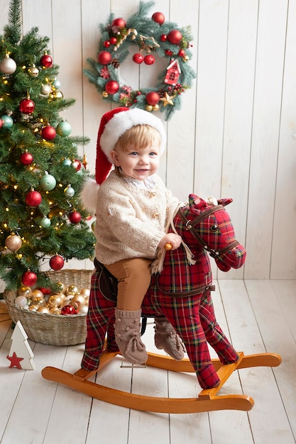 Santa baby Bel bambino Buon Natale e felice anno nuovo Albero di Natale sullo sfondo