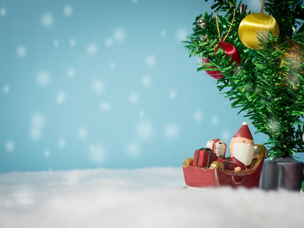 Santa Claus felice con il contenitore di regali sulla slitta di neve che va a casa.