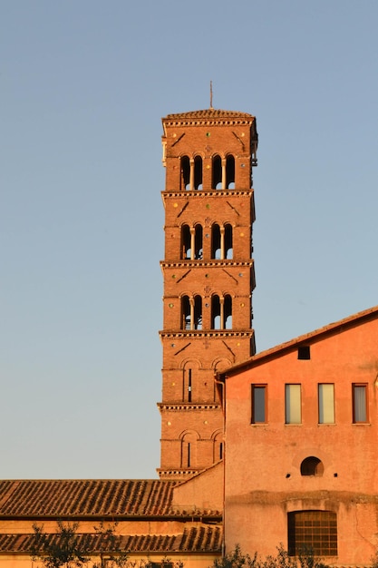 Santa francesca romana contro il cielo limpido in città