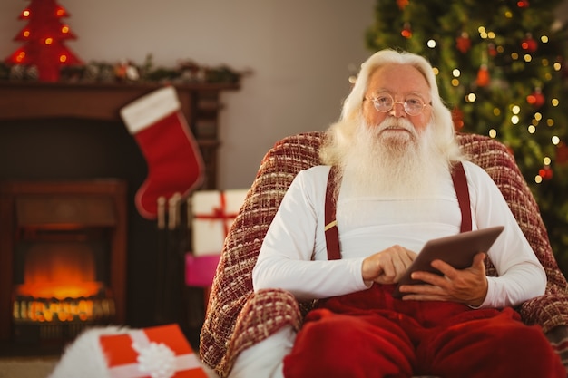 Santa sorridente facendo uso della compressa sulla poltrona