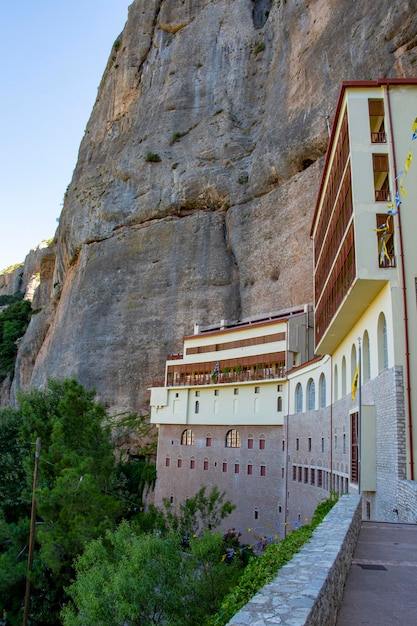 Santo monastero di Mega Spilaion nel Peloponneso Grecia sotto una montagna