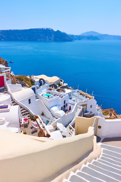 Santorini in Grecia. Veduta della città di Oia (Ia) sul pendio in riva al mare. Località famosa, paesaggio greco