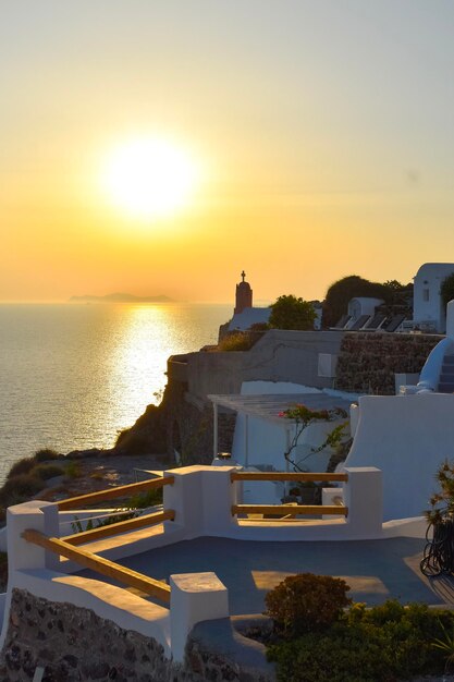 Santorini tramonto bianco architettura donna sorridente viaggio