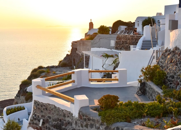 Santorini tramonto bianco architettura donna sorridente viaggio