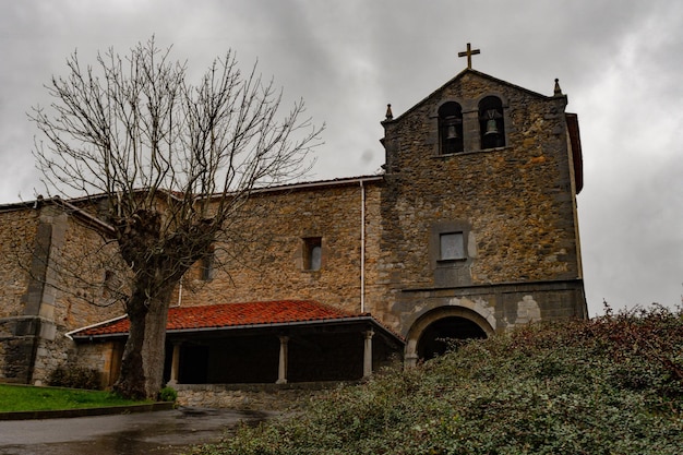 Santuario della Virgen del Fresno nel centro delle Asturie.