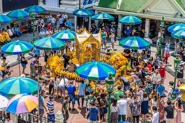 Santuario di Erawan I turisti e gli abitanti del posto fanno un merito al Santuario di Erawan