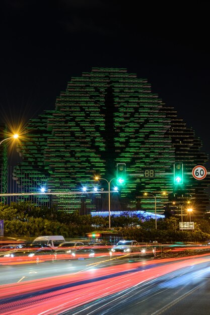 Sanya, Cina - 19 gennaio 2020: Illuminazione notturna multicolore Hotel a 7 stelle Sanya Beauty Crown in cui si tiene una competizione annuale - Miss of the World. Casa alberi più grande hotel del mondo.