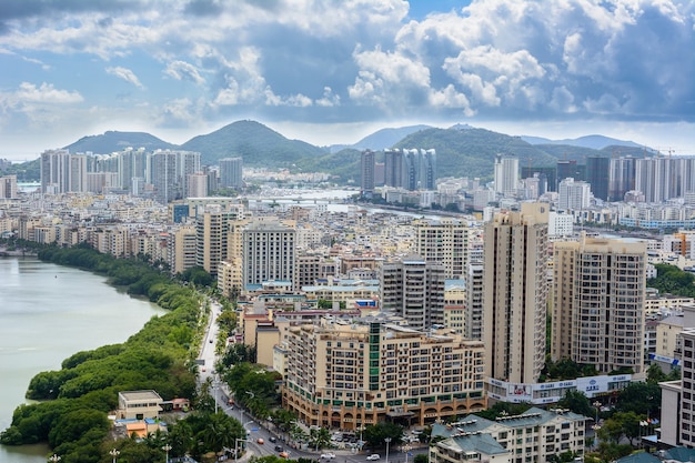 Sanya, Hainan, Cina - 20 febbraio 2020: Bella vista panoramica aerea della città di Sanya dal Parco Luhuitou. Isola di Hainan, Cina.