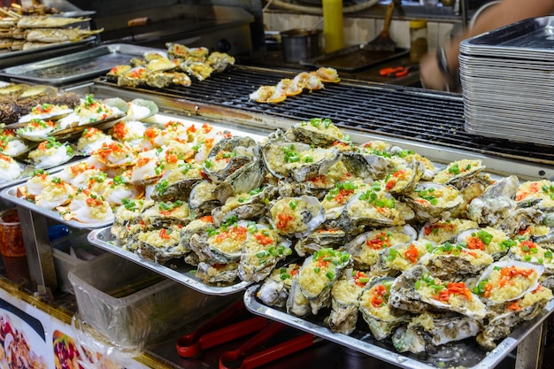 Sanya, Hainan/Cina - 7 gennaio 2020: Cibo di strada cinese. Commercio ambulante. Tipi cinesi di pesce fresco in un mercato asiatico di pesce a Sanya, provincia di Hainan, Cina. Iscrizione: nome cibo.