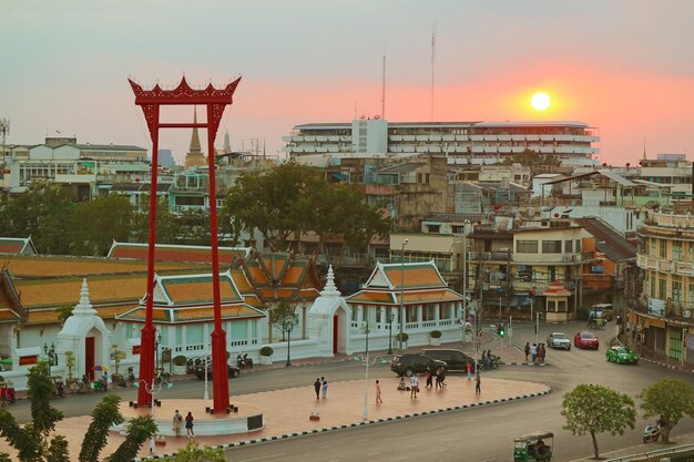 Sao Ching Cha Altalena Gigante e Wat Suthat Thepwararam Tempio al tramonto nella città vecchia di Bangkok Thailandia