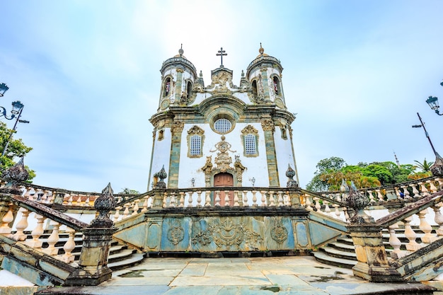 Sao Joao del Rei Minas Gerais Brasile Vista della strada all'interno della facciata della chiesa di Sao Francisco de Assis