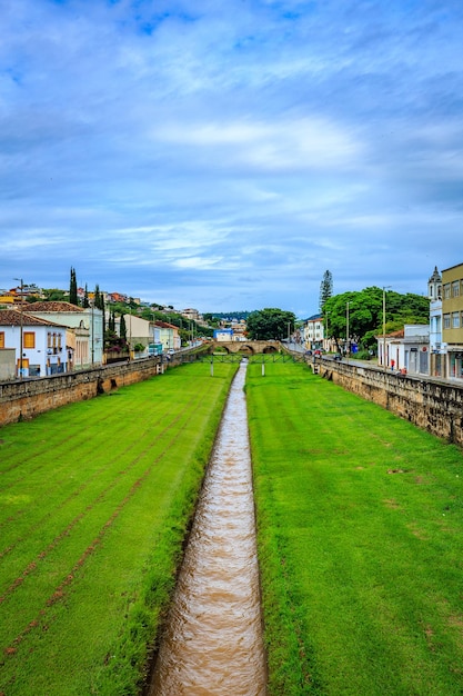 Sao Joao del Rei stato di Minas Gerais Brasile Fiume che attraversa la città e vecchi edifici in una giornata nuvolosa