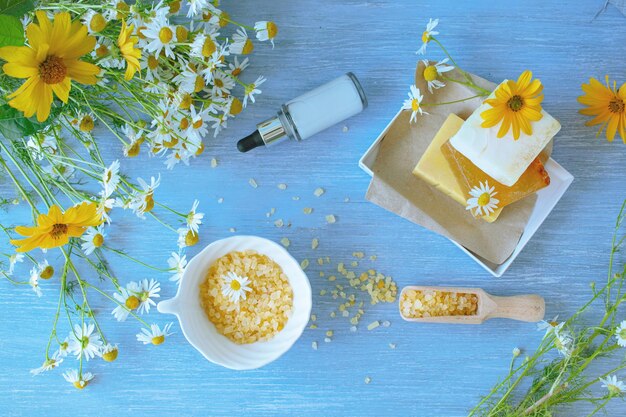 Sapone alla camomilla mazzi di fiori freschi di camomilla e sale marino