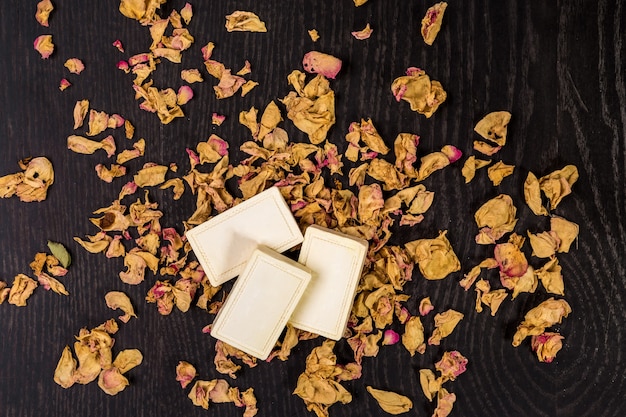 Sapone da bagno con petali di rosa secchi in primo piano