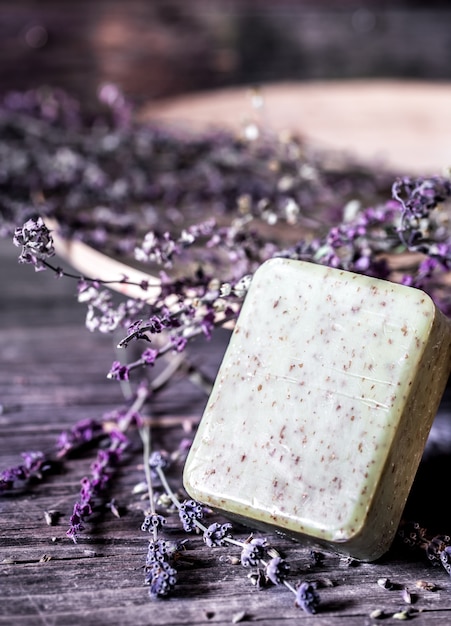 Sapone della stazione termale sulla tavola di legno