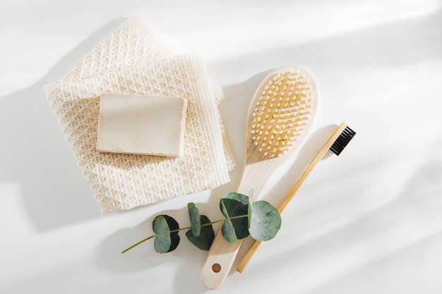 Sapone Eco Bag, spazzolino da denti in bambù, pennello naturale Prodotti e strumenti cosmetici Eco. Zero sprechi, senza plastica. Concetto di stile di vita sostenibile.
