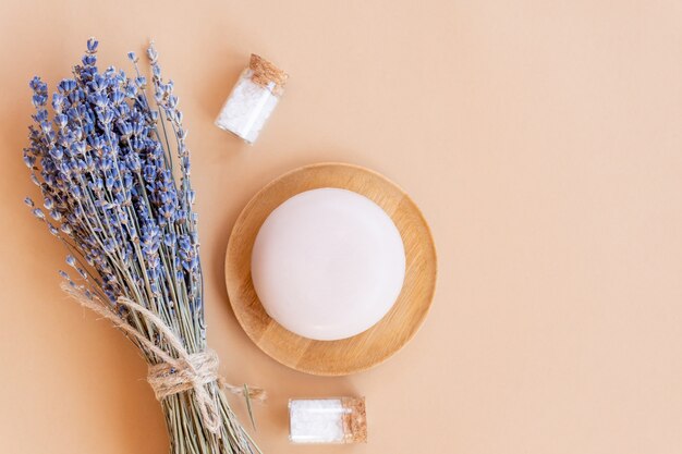 Sapone fatto a mano alla lavanda. saponetta naturale con sale marino di fiori di lavanda essiccati. Cosmetici biologici per la cura della pelle e spa