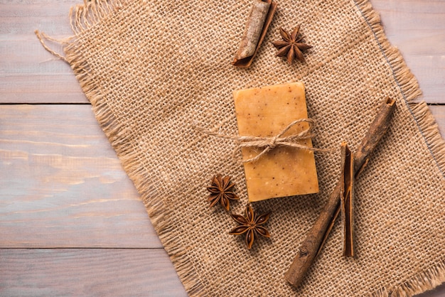 Sapone fatto a mano con cannella e anice stellato su fondo di legno.