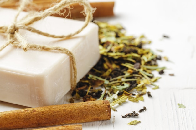 Sapone fatto a mano con cannella sul tavolo, da vicino