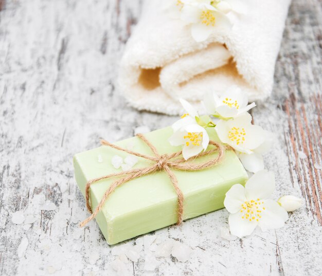 Sapone fatto a mano e fiori di gelsomino