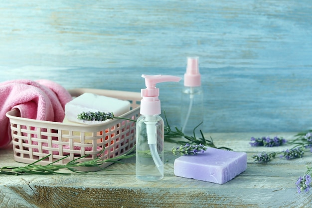 Sapone, fiori di lavanda, spray, olio aromatico per la cura del corpo, spa, cosmetici naturali