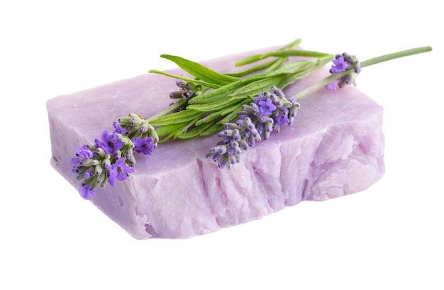 Sapone naturale alla lavanda fatto in casa con fiori di lavanda isolati su sfondo bianco.