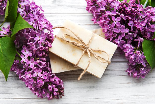 Sapone naturale e fiori lilla